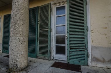 sütun ve eski kışla içinde pencere eşiği