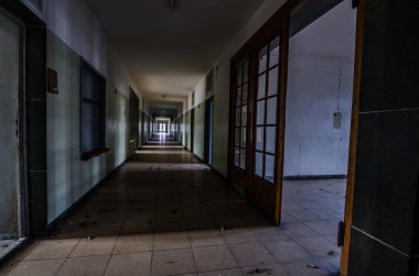 terk edilmiş barakalarda uzun koridor