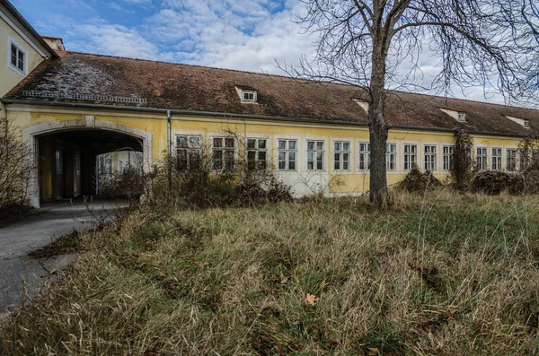 Budynek z przejścia w starych koszarach — Zdjęcie stockowe