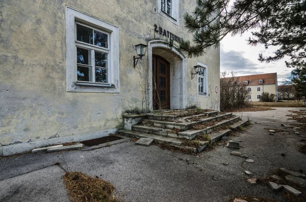 Entrance stairs of building in abandoned barracks — Stock Photo, Image