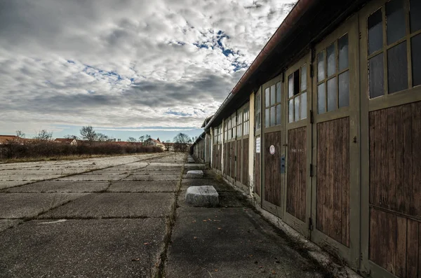 Garage och byggnader i gamla kaserner — Stockfoto