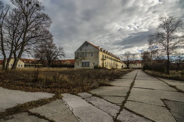 Великі будівлі і багато шляхів в казармах — стокове фото