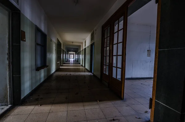 Długi korytarz w opuszczonych baraków — Zdjęcie stockowe
