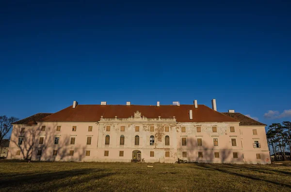 Castelo abandonado e céu azul — Fotografia de Stock