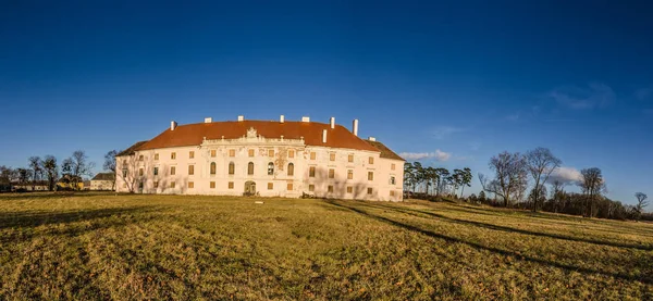 Övergivna slottet panorama — Stockfoto