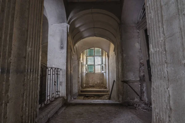 Hoher steinerner Raum im alten Schloss — Stockfoto