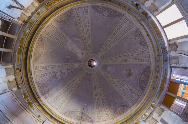 Große Kuppel im alten Schloss dekoriert — Stockfoto