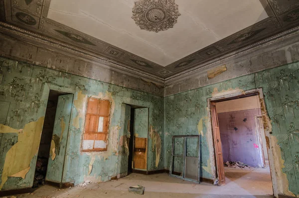 Sala verde no castelo abandonado — Fotografia de Stock