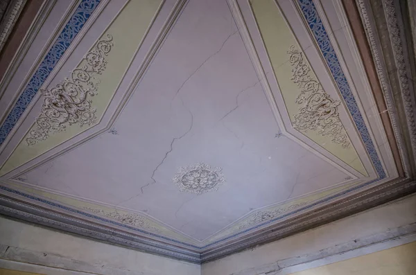 Decorated ceiling in old castle — Stock Photo, Image