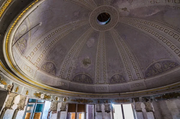 Large dome in old castle — Stock Photo, Image