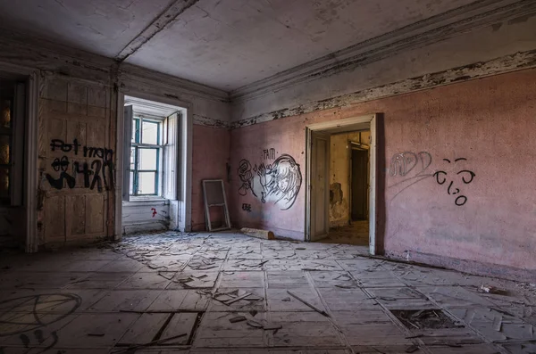 Pokoj s graffiti ve starém zámku — Stock fotografie