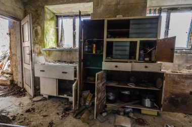 kutuları ile terk edilmiş mutfak