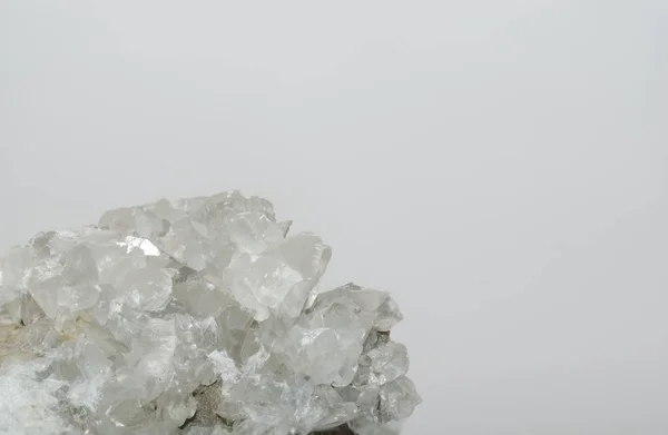 Fehér kristályok szürke háttér — Stock Fotó