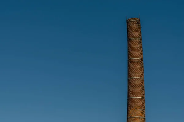 Chaminé e céu azul — Fotografia de Stock