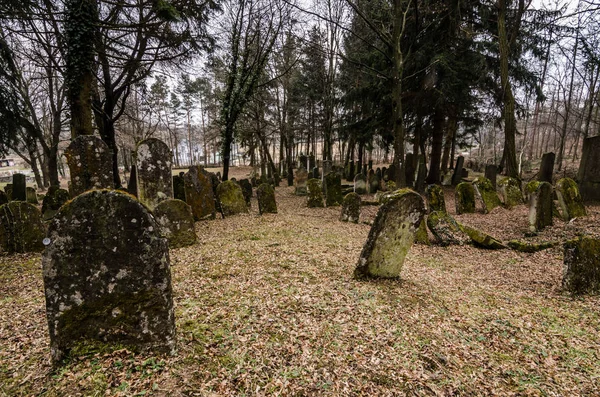 Lápides antigas no cemitério — Fotografia de Stock