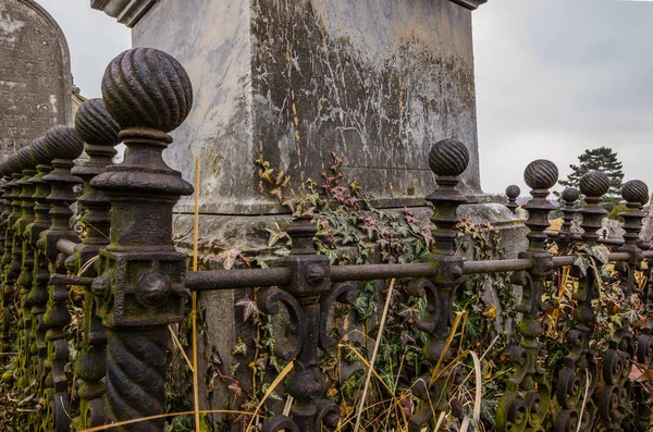 Ornate iron railing on grave — Stock Photo, Image