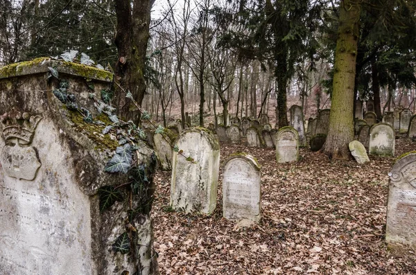 Старое кладбище Unkempt — стоковое фото