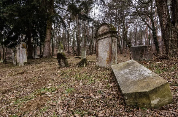 Опрокинутые старые надгробия — стоковое фото