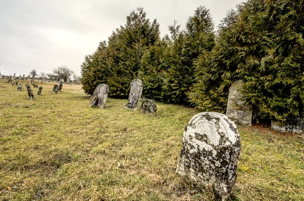 Lápides individuais no cemitério — Fotografia de Stock