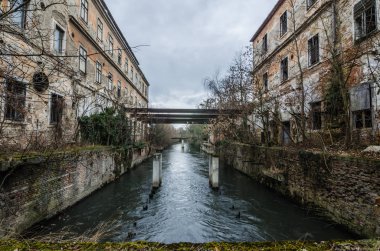 nehir ile terk edilmiş kağıt fabrikası