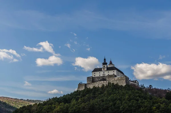 Castelo na montanha e céu com nuvens — Fotografia de Stock