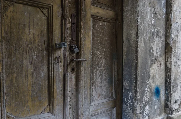 Porta de madeira velha na fábrica — Fotografia de Stock