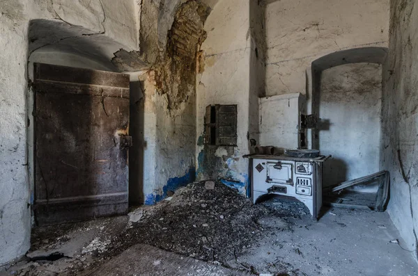 Horno y puerta en molino —  Fotos de Stock