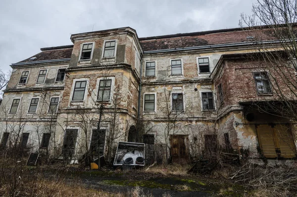Viejo terreno de fábrica abandonado — Foto de Stock