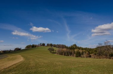 gökyüzü ile yeşil tepeler