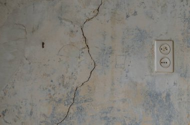 duvardaki elektrik düğmesi ile kırık