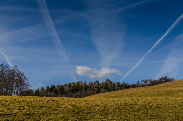 Prado e céu com trilhos — Fotografia de Stock