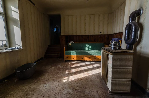 Horno y cama en casa abandonada — Foto de Stock