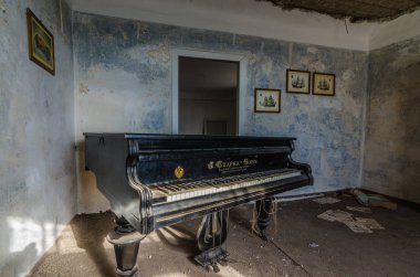 terk edilmiş evde piyano ile