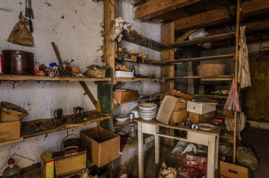 raf ve çok sayıda nesne içinde ev