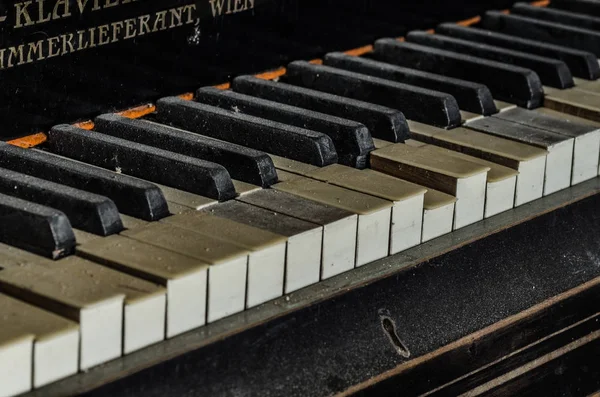 Detalhe de piano velho — Fotografia de Stock
