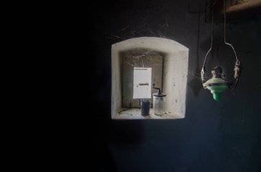 Kiler penceresi ve yeşil lamba