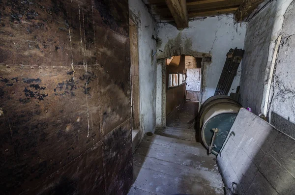 Couloir dans vieux moulin — Photo
