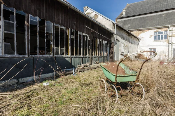 Viejo reto frente a edificio abandonado — Foto de Stock