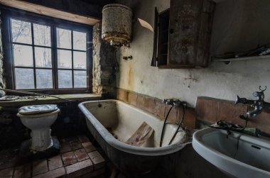 Gölün içinde ev küvet