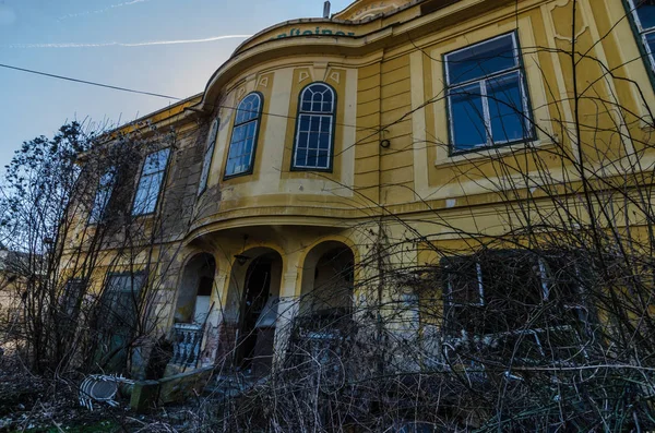 Abandonado e overgrown hotel — Fotografia de Stock