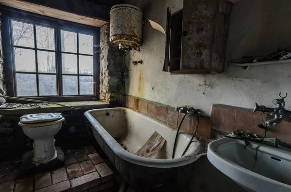 Gölün içinde ev küvet