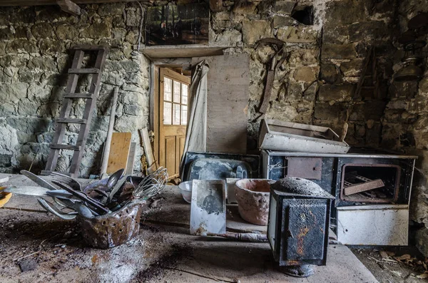 Objets dans la maison abandonnée au bord du lac — Photo