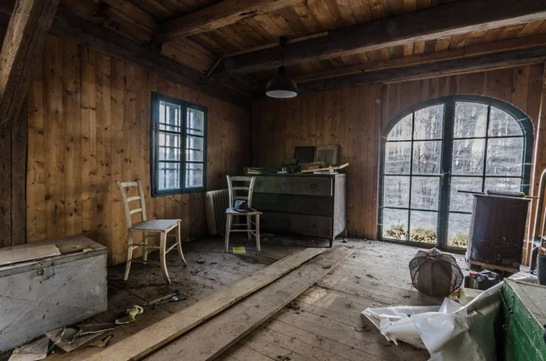 Sala de estar na casa velha junto ao lago — Fotografia de Stock