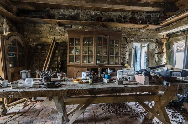 Table and objects in abandoned house at the lake — Stock Photo, Image
