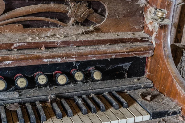 Órgão em casa abandonada — Fotografia de Stock