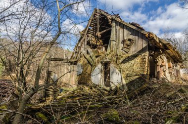 Ormanın içinde harap çiftlik
