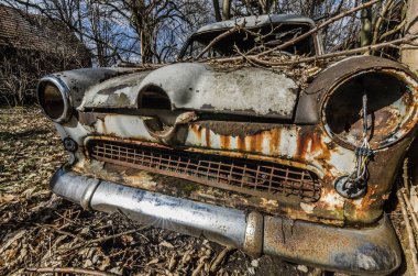 paslı beyaz ford görünümü kapatın