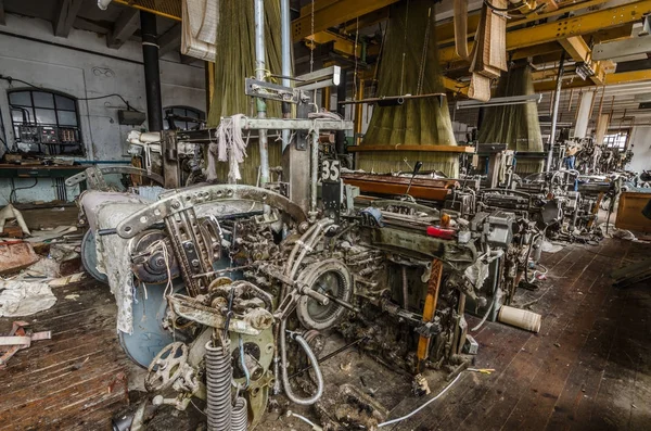 Wiele maszyn z przędzy zakotwiczone w fabryce — Zdjęcie stockowe