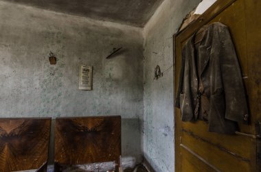 ceket terk edilmiş yatak odasında