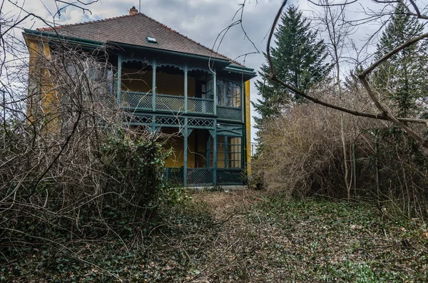 Velha mansão de madeira na floresta — Fotografia de Stock